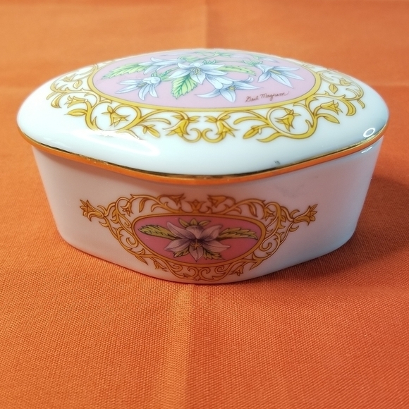 Heritage House Oval Floral Fine Porcelain  Music Box. Art by Gail Magram. - Picture 2 of 12